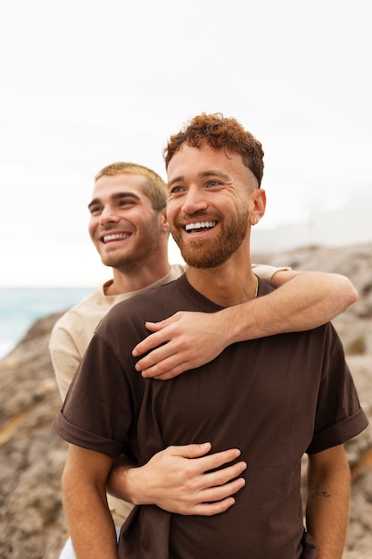 Una pareja gay pasando tiempo juntos en la playa