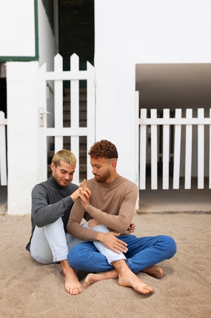 Una pareja gay pasando tiempo juntos en la playa