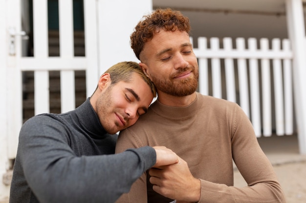 Foto gratuita una pareja gay pasando tiempo juntos en la playa