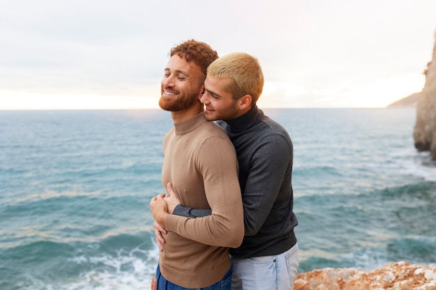 Una pareja gay pasando tiempo juntos en la playa