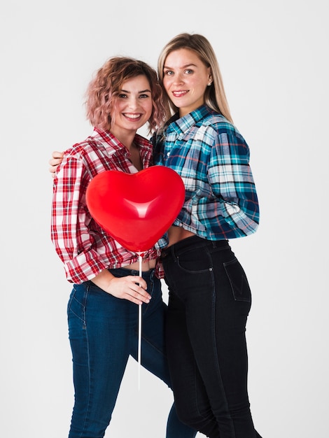 Pareja gay posando con globo para san valentín