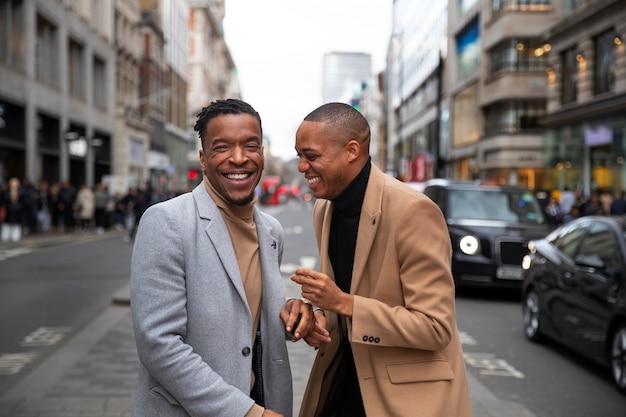 Una pareja gay siendo cariñosa y actuando como una tonta en una calle de la ciudad