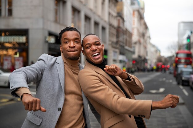 Una pareja gay siendo cariñosa y actuando como una tonta en una calle de la ciudad