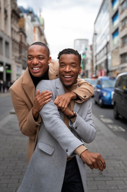 Una pareja gay siendo cariñosa y actuando como una tonta en una calle de la ciudad