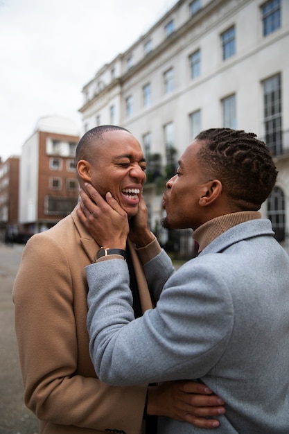 Una pareja gay siendo cariñosa al aire libre en la ciudad