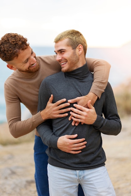 Foto gratuita una pareja gay siendo cariñosa y pasando tiempo juntos en la playa