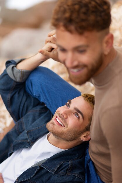 Una pareja gay siendo cariñosa y pasando tiempo juntos en la playa