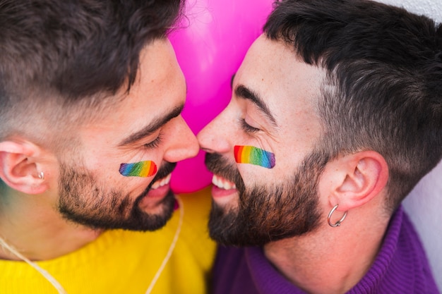 Foto gratuita pareja gay sonriendo al conectar narices