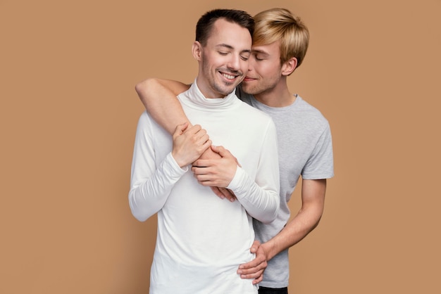 Pareja gay sonriente con símbolo lgbt