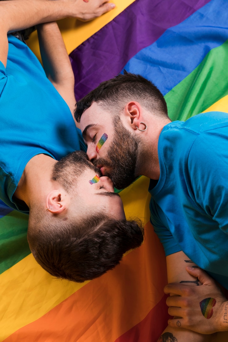 Foto gratuito pareja de gays besandose tiernamente