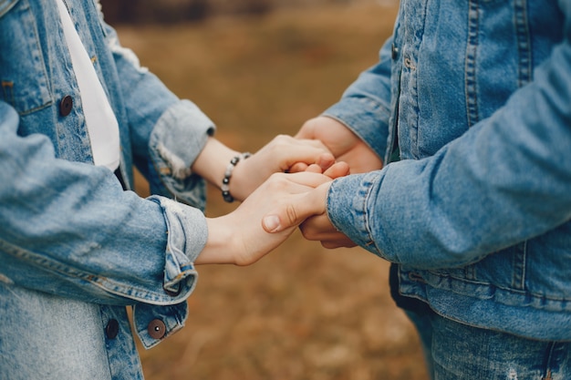 pareja gentil y elegante están dando un paseo en el parque de otoño