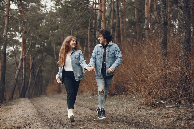 pareja gentil y elegante están dando un paseo en el parque de otoño