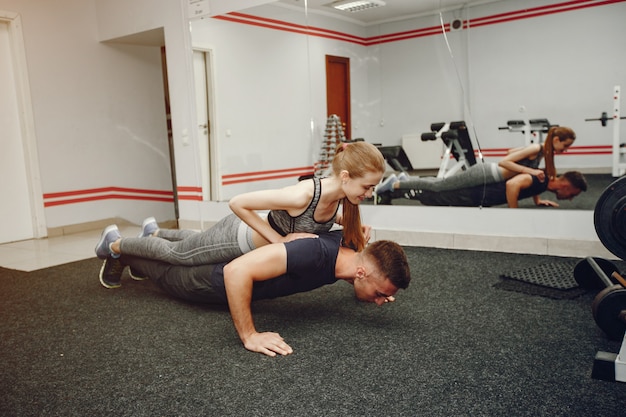 Foto gratuita pareja en un gimnasio