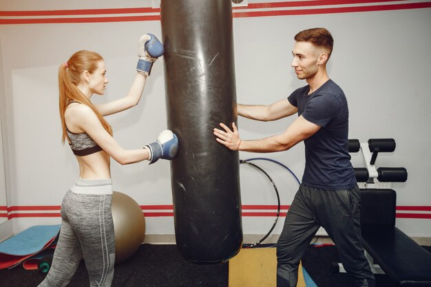 Pareja en un gimnasio