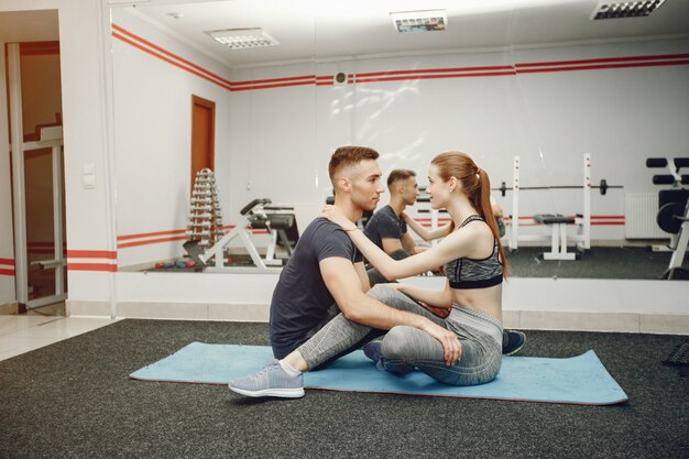 Pareja en un gimnasio