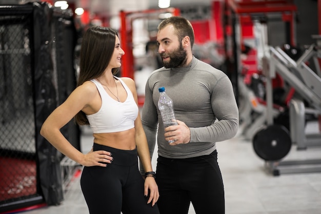 Pareja en el gimnasio