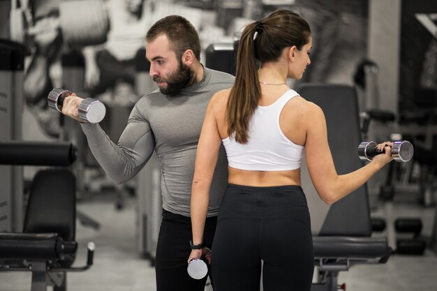 Pareja en el gimnasio