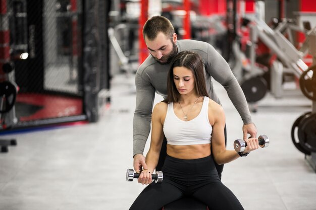 Pareja en el gimnasio