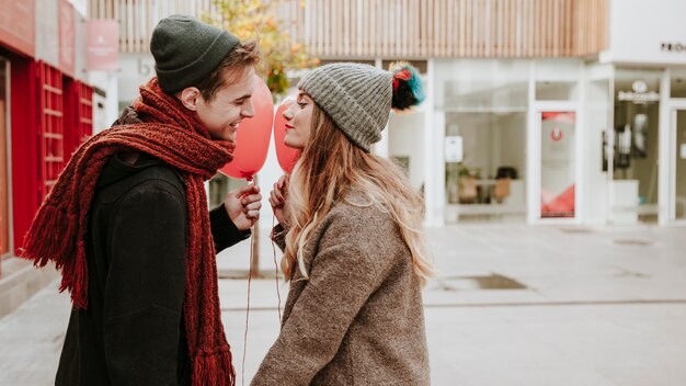 Pareja con globos besos