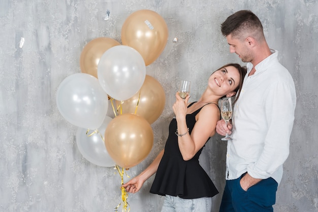 Pareja con globos