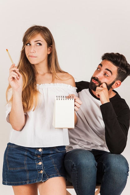 Pareja graciosa con libreta