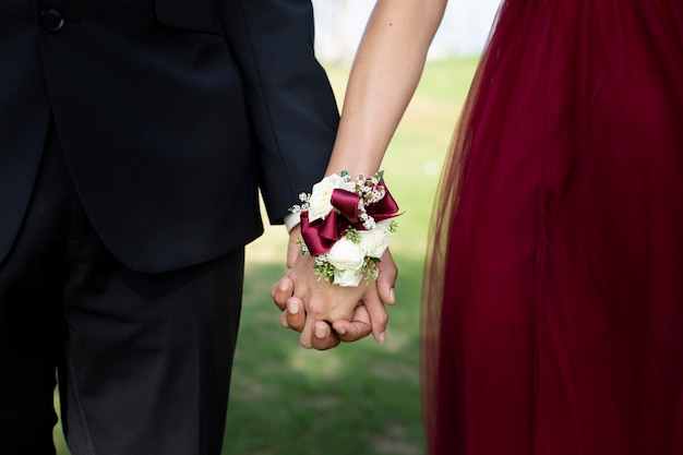 Pareja, en, graduación, prom, ropa, manos de valor en cartera