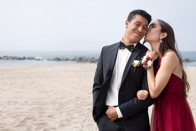 Pareja, en, graduación, prom, ropa, en la playa