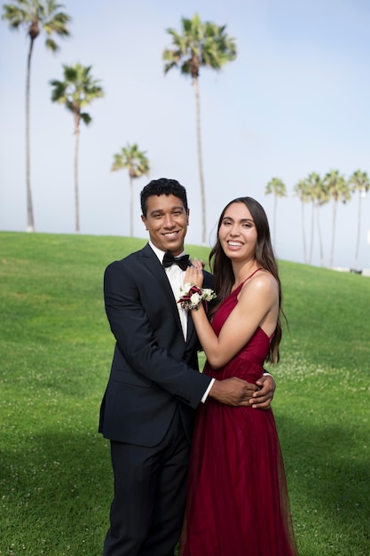 Pareja, en, graduación, prom, ropa, posar, juntos