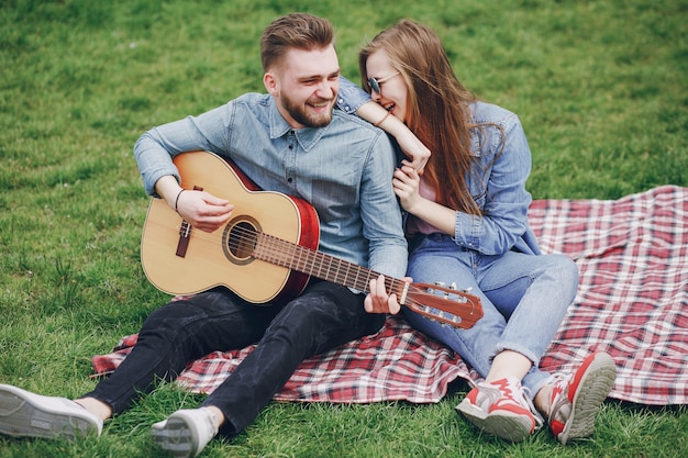 pareja con guitarra