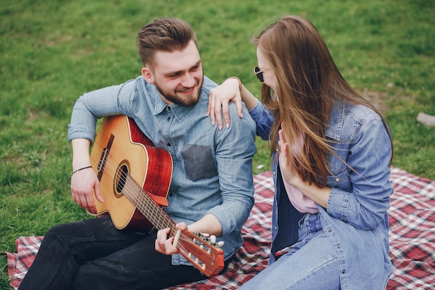 pareja con guitarra