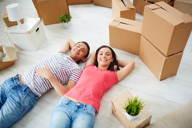 Pareja con la habitación llena de cajas