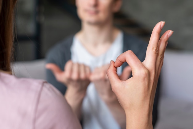 Foto gratuita pareja hablando con lenguaje de señas