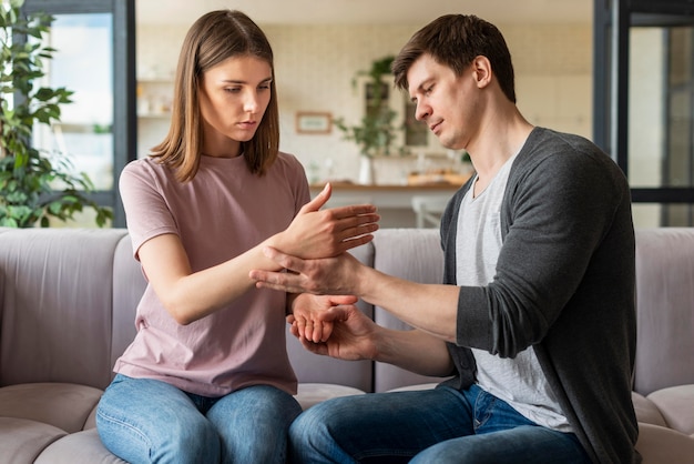 Foto gratuita pareja hablando con lenguaje de señas