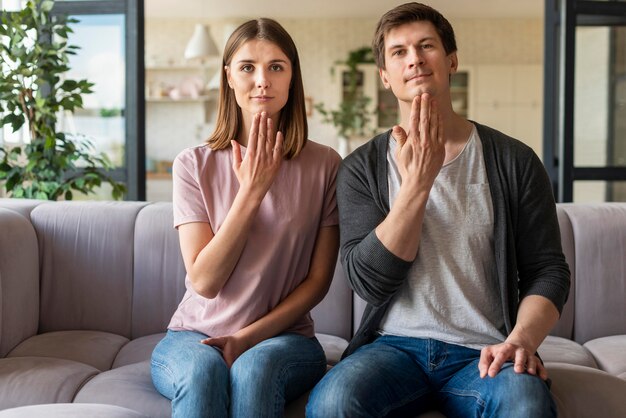 Pareja hablando con lenguaje de señas