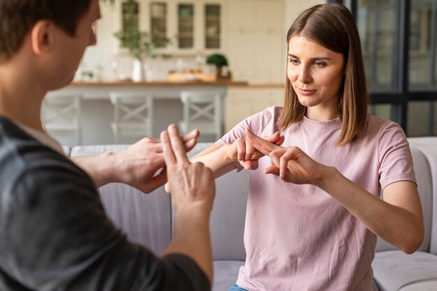 Pareja hablando con lenguaje de señas