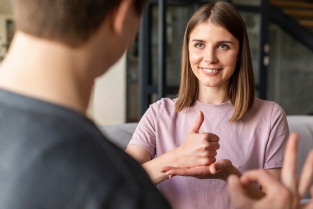 Pareja hablando con lenguaje de señas