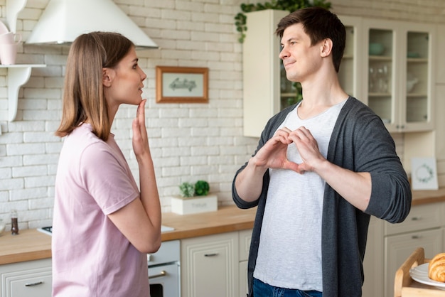 Pareja hablando con lenguaje de señas