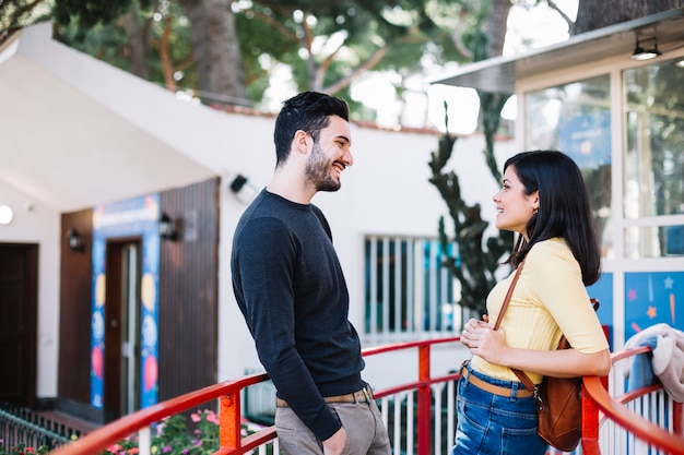 Pareja hablando en el parque de atracciones