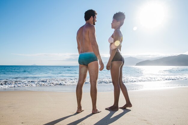 Pareja hablando en la playa