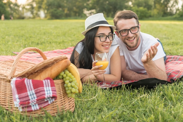 Foto gratuita pareja hablando sobre manta de picnic