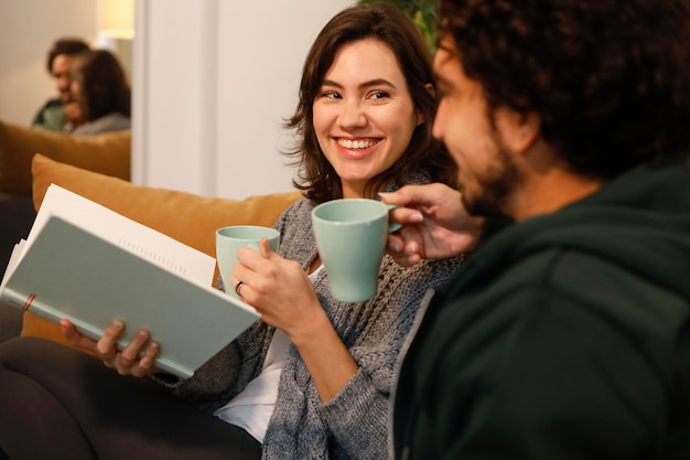 Foto gratuita pareja hablando en su sala de estar