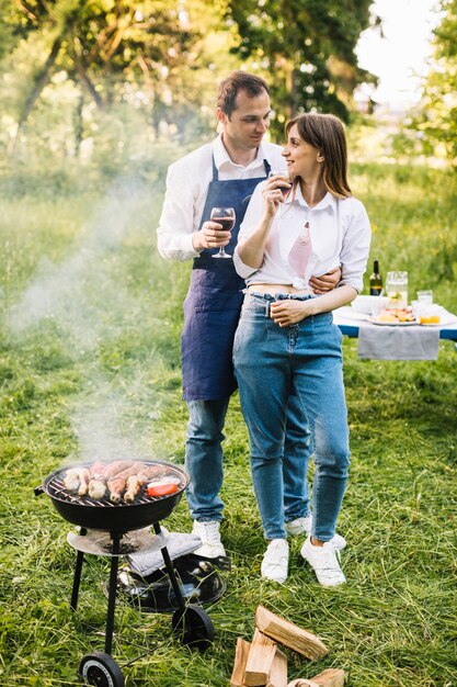 Pareja haciendo una barbacoa en la naturaleza