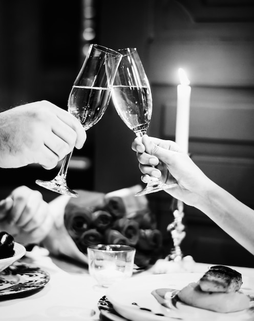 Pareja haciendo un brindis en una cena romántica