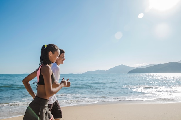 Pareja haciendo deporte en verano