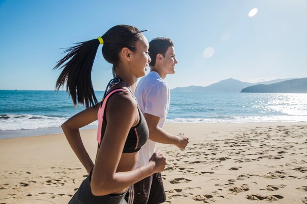 Pareja haciendo deporte en verano