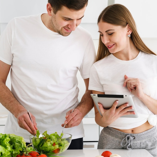 Foto gratuita pareja haciendo ensalada