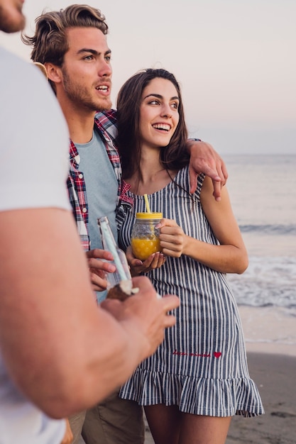 Foto gratuita pareja haciendo una fiesta de playa con amigos