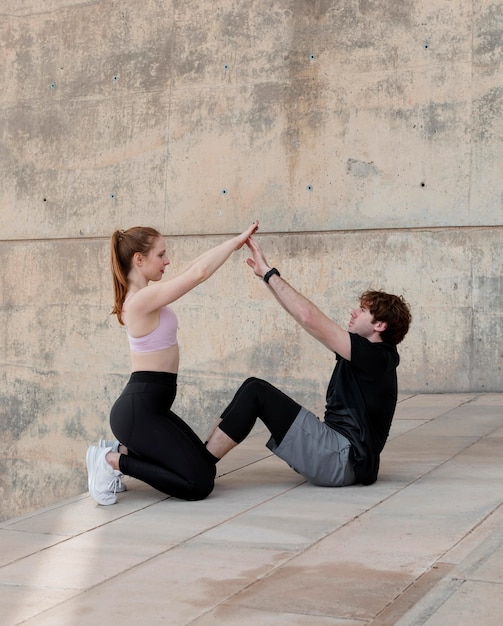 Pareja haciendo fitness al aire libre