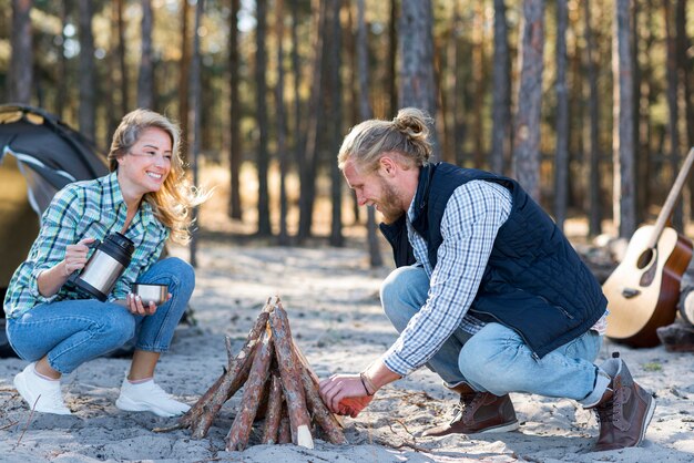 Pareja haciendo una fogata