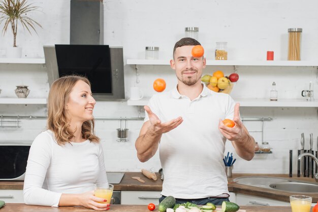 Pareja haciendo malabares con frutas